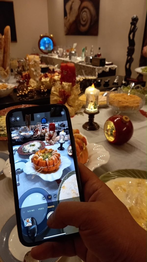 Mesa elegante ao ar livre preparada para evento corporativo