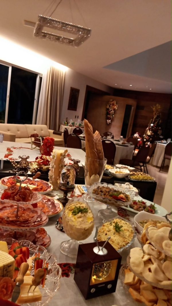 Mesa posta com taças de cristal sob lustre